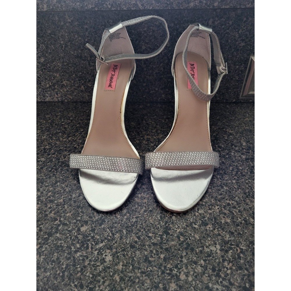 BETSEY JOHNSON Womens Broadway Silver Satin Crystal AnkleStrap Heel Pump Sz 9.5B